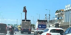 Ο γερανός του φορτηγού έσπασε την πινακίδα και τα κομμάτια της έπεσαν στον δρόμο με αποτέλεσμα να κινδυνεύσουν οι διερχόμενοι οδηγοί και οι συνεπιβάτες τους 