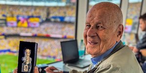 O Χάρτμουτ Σέρτσερ με το αναμνηστικό της FIFA
