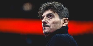 Ο Δημήτρης Γιαννακόπουλος κοιτάζει προς τα αριστερά