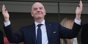 Ο πρόεδρος της FIFA, Τζιάνι Ινφαντίνο, παρακολουθεί τον αγώνα μεταξύ των Ηνωμένων Πολιτειών και της Παραγουάης στο Ίνγκλγουντ της Καλιφόρνιας