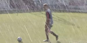 Ο άτυχος τερματοφύλακας της μιας πλευράς που έβρεχε
