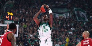 Ο Χέιζ-Ντέιβις σουτάρει κόντρα στον Ολυμπιακό