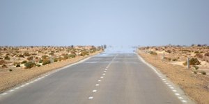 Γιατί το καλοκαίρι βλέπουμε «νερό» στην καυτή άσφαλτο; – Η οφθαλμαπάτη που μπερδεύει τους οδηγούς