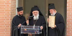 O αρχιεπίσκοπος Ιερώνυμος στα εγκαίνεια κτιρίου στα Οινόφυτα