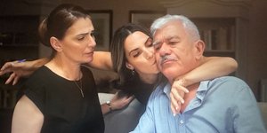Στην παράσταση συμμετέχουν οι καταξιωμένοι ηθοποιοί Γιώργος Γιαννόπουλος και Θεοδώρα Σιάρκου