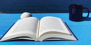 βιβλίο τραπέζι θάλασσα καφές Αιγαίο  