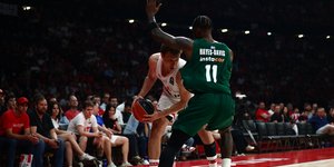 Ο Βεζένκοφ απέναντι στον Χέιζ Ντέιβις