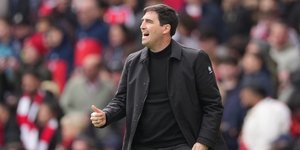 Ο Άντονι Ιραόλα πανηγυρίζει στον πάγκο της Μπόρνμουθ