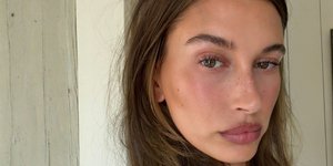 Η Χέιλι Μπίμπερ σε κοντινή λήψη με λευκή μπλούζα