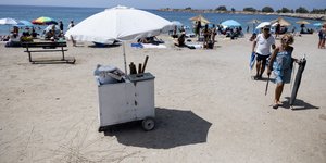 Καύσωνας και κόσμος σε παραλία