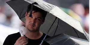 Ένας άνδρας δροσίζεται με ανεμιστηράκι στην πλατεία του Αγίου Πέτρου στο Βατικανό