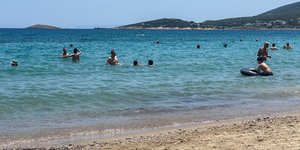 Οι υψηλές θερμοκρασίες οδηγούν τον κόσμο στις παραλίες