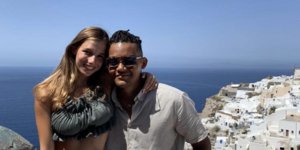 Ο Εμμανουήλ Καραλής με την σύντροφό του Αναστασία Μαγαλιού στη Σαντορίνη/Φωτογραφία: Instagram/anastasia_magaliou