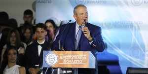 Ο πρώην πρωθυπουργός Κώστας Καραμανλής στην εκδήλωση αποφοίτησης του Αριστοτελείου Κολλεγίου