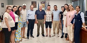 H «ΑΠΟΣΤΟΛΗ» με την Eurobank παρέδωσαν σε νέους γονείς της Καρπάθου τα πρώτα εφόδια ζωής για τα νεογέννητα τους