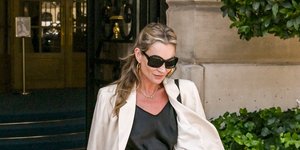 Slip dress, σακάκι και μπαλαρίνες: Η Κέιτ Μος επαναφέρει το μίνιμαλ στιλ που καθιέρωσε στα ’90s