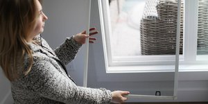 Αν και η αφαίρεση και το σχολαστικό πλύσιμο κάθε σίτας του σπιτιού μπορεί να ακούγεται σαν μια κουραστική δουλειά, συχνά τα πράγματα είναι πολύ πιο απλά / PEXELS