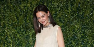 Η αβίαστα κομψή εμφάνιση της Κέιτι Χολμς με Chanel σύνολο -Πώς συνδύασε φίνο τοπ με παντελόνι
