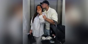 Μαριαλένα Ρουμελιώτη και Σάκης Κατσούλη κατά την έξοδο από το μαιευτήριο μαζί με το τρίτο μέλος της οικογένειας