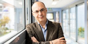 Ο καθηγητής Παιδιατρικής Αιματολογίας – Ογκολογίας της Ιατρικής Σχολής του Πανεπιστημίου Αθηνών και υπεύθυνος της πανεπιστημιακής ογκολογικής - αιματολογικής Μονάδας της Ογκολογικής Μονάδας  “Ελπίδα – Μαριάννα Β. Βαρδινογιάννη”, Αντώνης Καττάμης