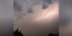 Χιλιάδες κεραυνοί έγιναν ορατοί στον ουρανό της νότιας Βρετανίας