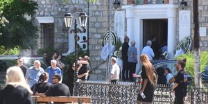 Εξόδιος ακολουθία της 54χρονης μητέρας και του 26χρονου γιου που δολοφονήθηκαν στον Λόγγο Αιγιαλείας