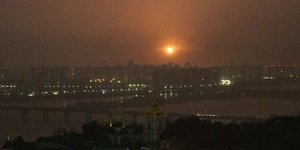 Σε εξέλιξη πυραυλική επίθεση της Ρωσίας στο Κίεβο
