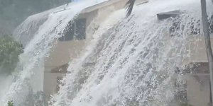 Γιγάντιο κύμα «king tide» ξήλωσε κεραμίδια από στέγες στη Χαβάη -Δείτε το συναρπαστικό βίντεο