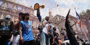 Οι παίκτες των Knicks γιορτάζουν κατά τη διάρκεια της παρέλασης για το πρωτάθλημα NBA