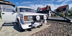 Ένα Lada 45 ετών τινάζει την μπάνκα στον αέρα.