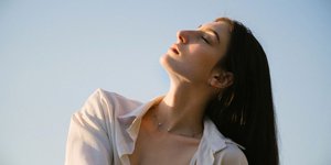 νέα γυναίκα προφίλ κοντινή λήψη λευκό πουκάμισο 
