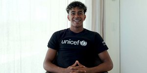 Ο Λαμίν Γιαμάλ με τη φανέλα της UNICEF