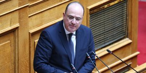 Ο Μακάριος Λαζαρίδης στο βήμα της Βουλής