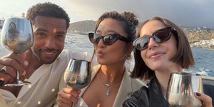 Η Λίλι Κόλινς με τους συμπρωταγωνιστές της στη σειρά «Emily in Paris» 
