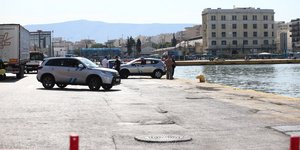 Έρευνες στο λιμάνι του Πειραιά για το αυτοκίνητο που έπεσε στη θάλασσα