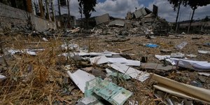 Χαρτονομίσματα και έγγραφα πεταμένα μπροστά από ένα κατεστραμμένο υποκατάστημα της Κεντρικής Τράπεζας του Λιβάνου στην πόλη Ναμπατίγια, στο νότιο Λίβανο