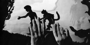Η Λότε Ράινιγκερ εν ώρα εργασίας σε ταινία animation, με τα χέρια της και φιγούρες 