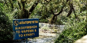 Προειδοποιητική πινακίδα στον ποταμό Λούρο