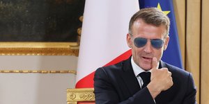 O Εμανουέλ Μακρόν με γυαλιά ηλίου