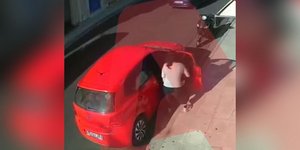 Σοκαριστικό βίντεο: Μάνα έσωσε το παιδί της την τελευταία στιγμή στην Ναύπακτο -Οδηγός πήρε σβάρνα σταθμευμένα οχήματα