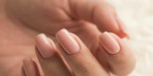 Τα «αόρατα» γαλλικά νύχια είναι η πιο κομψή τάση στο μανικιούρ του καλοκαιριού