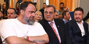 Ο Βαγγέλης Μαρινάκης στην βράβευση της ομάδας Πόλο γυναικών του Ολυμπιακού 