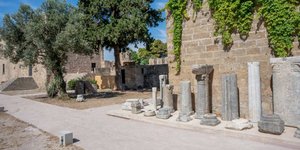 Μαρμάρινα αρχιτεκτονικά γλυπτά από ναούς πρωτοβυζαντινής περιόδου 