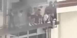 Μαθητές δημοτικού βγήκαν στο παράθυρο για να σωθούν από πυκνούς μαύρους καπνούς στο σχολείο τους