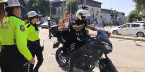 Αστυνομικός με μοτοσικλέτα μετέφερε μαθήτρια που είχε αργήσει για τις εξετάσεις 
