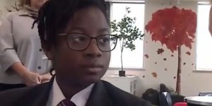 Βρετανή μαθήτρια απογοητεύτηκε με την ανακοίνωση της απαγόρευσης των social media