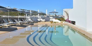 Μοιάζει με νησί αλλά είναι μια παραλία στην Πλατεία Μαβίλη που αλλάζει τον τουρισμό στην πόλη / Φωτογραφία: Airotel