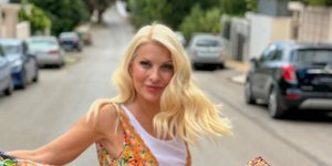 Η Ελένη Μενεγάκη με φόρεμα
