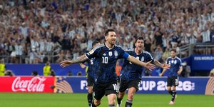 Ο Μέσι πανηγυρίζει το γκολ του απέναντι στην Ιορδανία 