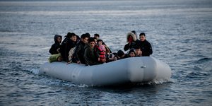 Μετανάστες σε βάρκα 